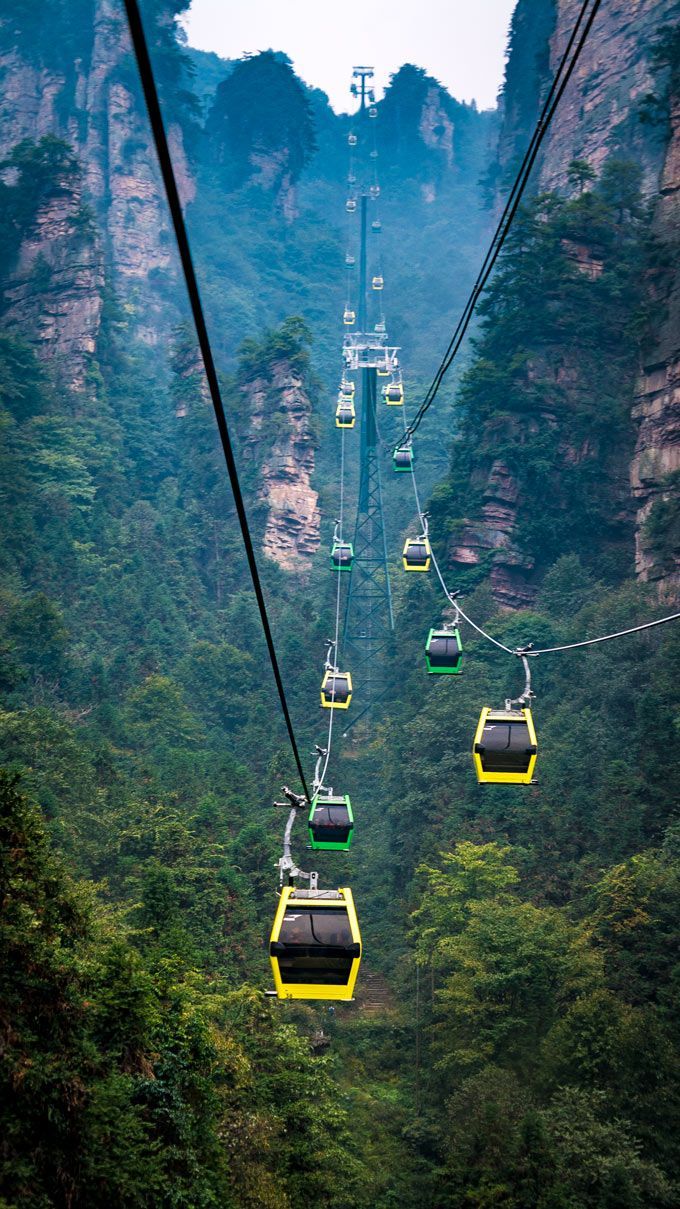Teleférico del parque Forestal Nacional de Zhangjiajie en China, famoso por inspirar las montañas flotantes de la pelicula de Avatar