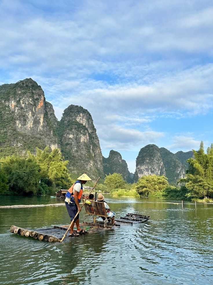 Paseo tradicional en balsa de bambú por el rio Li en Guilin, China.
