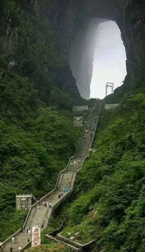 Escalera al cielo en la montaña Tianmen, ubicada en Zhangjiajie, conocida por sus 999 escalones que llevan a la puerta al cielo.