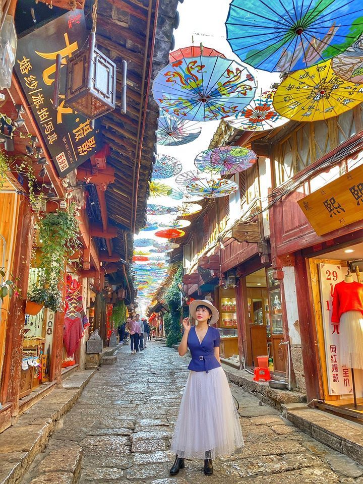 Calle de los paraguas en el casco Antiguo de Lijiang, China.