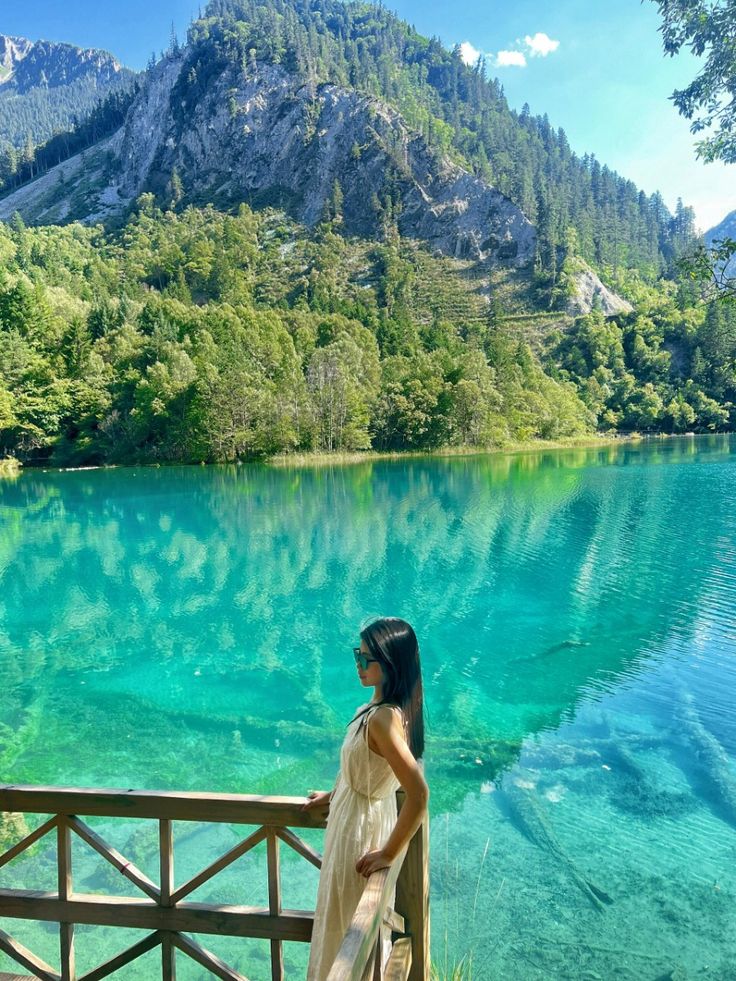 Valle de Jiuzhaigou, una reserva natural y parque nacional famoso por sus lagos de aguas turquesas en China